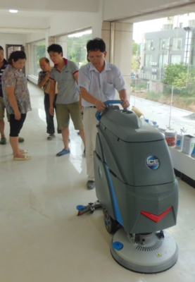 湖北工廠保潔新選擇 國邦手推式全自動洗地機提升環衛清潔效率